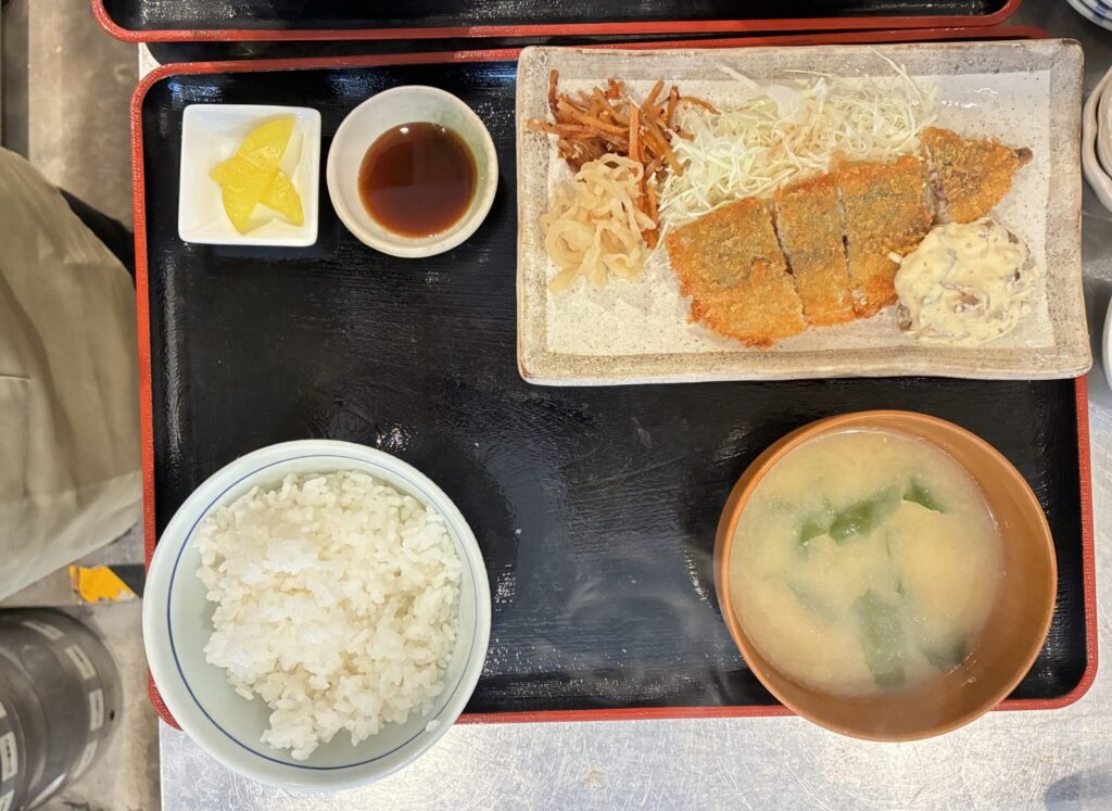 普通のアジフライ定食
